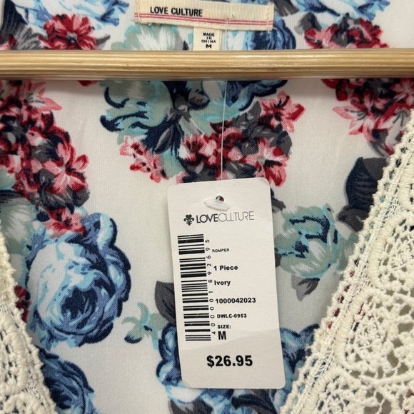 Love Culture Floral and Lace Romper NWT size Medium - Picture 5 of 11